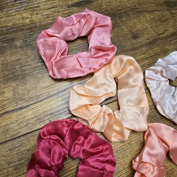 3/$15 New Silk Scrunchies Set of 5 Pink and Peach Tones - Picture 2 of 5